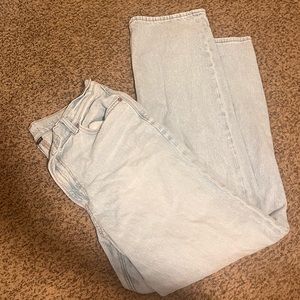 American Eagle Strigid Highest Waist Crossover
Baggy Straight Jean.